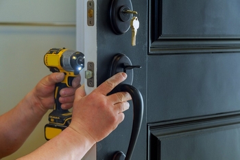 Reliable Redmond residential locksmith in WA near 98052
